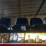 LOTE 122 - 01 LONGARINA 03 LUGARES. (NO ESTADO) ATENÇÃO! FAZER A VISITAÇÃO ANTES DE ARREMATAR, NÃO SABEMOS SE FUNCIONA. LEILÃO NÃO TEM GARANTIA E NEM DEVOLUÇÃO, SUJEITO A POSSÍVEIS AVARIAS VISÍVEIS/OCULTAS E/OU AUSÊNCIA DE COMPONENTES.