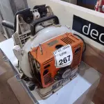 LOTE 267 - 01 SOPRADOR DE FOLHAS COSTAL A GASOLINA STIHL. (NO ESTADO) ATENÇÃO! FAZER A VISITAÇÃO ANTES DE ARREMATAR, NÃO SABEMOS SE FUNCIONA. LEILÃO NÃO TEM GARANTIA E NEM DEVOLUÇÃO, SUJEITO A POSSÍVEIS AVARIAS VISÍVEIS/OCULTAS E/OU AUSÊNCIA DE COMPONENTES.