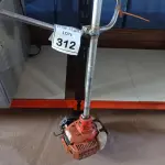 LOTE 312 - 01 ROÇADEIRA A GASOLINA COM AVARIAS. (NO ESTADO) ATENÇÃO! FAZER A VISITAÇÃO ANTES DE ARREMATAR, NÃO SABEMOS SE FUNCIONA. LEILÃO NÃO TEM GARANTIA E NEM DEVOLUÇÃO, SUJEITO A POSSÍVEIS AVARIAS VISÍVEIS/OCULTAS E/OU AUSÊNCIA DE COMPONENTES.