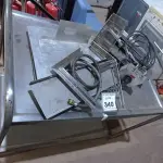 LOTE 340 - 01 CARRINHO EM INOX COM AVARIAS E 01 AQUECEDOR PARA FRITADEIRA. (NO ESTADO) ATENÇÃO! FAZER A VISITAÇÃO ANTES DE ARREMATAR, NÃO SABEMOS SE FUNCIONA. LEILÃO NÃO TEM GARANTIA E NEM DEVOLUÇÃO, SUJEITO A POSSÍVEIS AVARIAS VISÍVEIS/OCULTAS E/OU AUSÊNCIA DE COMPONENTES.