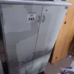 LOTE 343 - 01 ARMÁRIO EM MADEIRA 02 PORTAS. (NO ESTADO) ATENÇÃO! FAZER A VISITAÇÃO ANTES DE ARREMATAR, NÃO SABEMOS SE FUNCIONA. LEILÃO NÃO TEM GARANTIA E NEM DEVOLUÇÃO, SUJEITO A POSSÍVEIS AVARIAS VISÍVEIS/OCULTAS E/OU AUSÊNCIA DE COMPONENTES.
