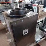 LOTE 252 - 01 REFRESQUEIRA MARCA BEGEL EM INOX P/RETIRADA DE PEÇAS. (NO ESTADO) ATENÇÃO! FAZER A VISITAÇÃO ANTES DE ARREMATAR, NÃO SABEMOS SE FUNCIONA. LEILÃO NÃO TEM GARANTIA E NEM DEVOLUÇÃO, SUJEITO A POSSÍVEIS AVARIAS VISÍVEIS/OCULTAS E/OU AUSÊNCIA DE COMPONENTES