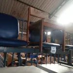 LOTE 131 - 01 LONGARINA 03 LUGARES. (NO ESTADO) ATENÇÃO! FAZER A VISITAÇÃO ANTES DE ARREMATAR, NÃO SABEMOS SE FUNCIONA. LEILÃO NÃO TEM GARANTIA E NEM DEVOLUÇÃO, SUJEITO A POSSÍVEIS AVARIAS VISÍVEIS/OCULTAS E/OU AUSÊNCIA DE COMPONENTES.
