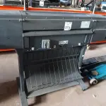 LOTE 273 - 01 PLOTTER HP DESIGNJET 1055CM. (NO ESTADO) ATENÇÃO! FAZER A VISITAÇÃO ANTES DE ARREMATAR, NÃO SABEMOS SE FUNCIONA. LEILÃO NÃO TEM GARANTIA E NEM DEVOLUÇÃO, SUJEITO A POSSÍVEIS AVARIAS VISÍVEIS/OCULTAS E/OU AUSÊNCIA DE COMPONENTES.