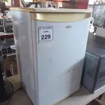 LOTE 229 - 01 FRIGOBAR GELOPAR. (NO ESTADO) ATENÇÃO! FAZER A VISITAÇÃO ANTES DE ARREMATAR, NÃO SABEMOS SE FUNCIONA. LEILÃO NÃO TEM GARANTIA E NEM DEVOLUÇÃO, SUJEITO A POSSÍVEIS AVARIAS VISÍVEIS/OCULTAS E/OU AUSÊNCIA DE COMPONENTES.