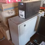 LOTE 148 - 01 BANCO PARA BATERIAS E 01 NOBREAK. (NO ESTADO) ATENÇÃO! FAZER A VISITAÇÃO ANTES DE ARREMATAR, NÃO SABEMOS SE FUNCIONA. LEILÃO NÃO TEM GARANTIA E NEM DEVOLUÇÃO, SUJEITO A POSSÍVEIS AVARIAS VISÍVEIS/OCULTAS E/OU AUSÊNCIA DE COMPONENTES.