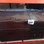LOTE 080 - 01 RADIOLA ANTIGA MARCA PHILLIPS.  (NO ESTADO) ATENÇÃO! FAZER A VISITAÇÃO ANTES DE ARREMATAR, NÃO SABEMOS SE FUNCIONA. LEILÃO NÃO TEM GARANTIA E NEM DEVOLUÇÃO, SUJEITO A POSSÍVEIS AVARIAS VISÍVEIS/OCULTAS E/OU AUSÊNCIA DE COMPONENTES.