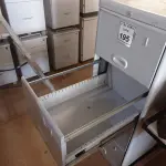 LOTE 195 - 01 ARQUIVO DE AÇO 04 GAVETAS. (NO ESTADO) ATENÇÃO! FAZER A VISITAÇÃO ANTES DE ARREMATAR, NÃO SABEMOS SE FUNCIONA. LEILÃO NÃO TEM GARANTIA E NEM DEVOLUÇÃO, SUJEITO A POSSÍVEIS AVARIAS VISÍVEIS/OCULTAS E/OU AUSÊNCIA DE COMPONENTES.