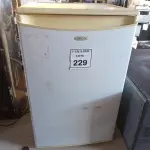LOTE 229 - 01 FRIGOBAR GELOPAR. (NO ESTADO) ATENÇÃO! FAZER A VISITAÇÃO ANTES DE ARREMATAR, NÃO SABEMOS SE FUNCIONA. LEILÃO NÃO TEM GARANTIA E NEM DEVOLUÇÃO, SUJEITO A POSSÍVEIS AVARIAS VISÍVEIS/OCULTAS E/OU AUSÊNCIA DE COMPONENTES.