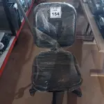 LOTE 154 - 01 CADEIRA GIRATÓRIA PARA ESCRITÓRIO. (NO ESTADO) ATENÇÃO! FAZER A VISITAÇÃO ANTES DE ARREMATAR, NÃO SABEMOS SE FUNCIONA. LEILÃO NÃO TEM GARANTIA E NEM DEVOLUÇÃO, SUJEITO A POSSÍVEIS AVARIAS VISÍVEIS/OCULTAS E/OU AUSÊNCIA DE COMPONENTES.