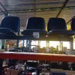 LOTE 122 - 01 LONGARINA 03 LUGARES. (NO ESTADO) ATENÇÃO! FAZER A VISITAÇÃO ANTES DE ARREMATAR, NÃO SABEMOS SE FUNCIONA. LEILÃO NÃO TEM GARANTIA E NEM DEVOLUÇÃO, SUJEITO A POSSÍVEIS AVARIAS VISÍVEIS/OCULTAS E/OU AUSÊNCIA DE COMPONENTES.