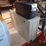 LOTE 116 - 01 BANCO PARA BATERIAS E 01 NOBREAK. (NO ESTADO) ATENÇÃO! FAZER A VISITAÇÃO ANTES DE ARREMATAR, NÃO SABEMOS SE FUNCIONA. LEILÃO NÃO TEM GARANTIA E NEM DEVOLUÇÃO, SUJEITO A POSSÍVEIS AVARIAS VISÍVEIS/OCULTAS E/OU AUSÊNCIA DE COMPONENTES.