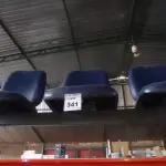LOTE 341 - 01 LONGARINA 03 LUGARES. (NO ESTADO) ATENÇÃO! FAZER A VISITAÇÃO ANTES DE ARREMATAR, NÃO SABEMOS SE FUNCIONA. LEILÃO NÃO TEM GARANTIA E NEM DEVOLUÇÃO, SUJEITO A POSSÍVEIS AVARIAS VISÍVEIS/OCULTAS E/OU AUSÊNCIA DE COMPONENTES.