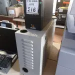 LOTE 216 - 01 BANCO PARA BATERIAS E 01 NOBREAK. (NO ESTADO) ATENÇÃO! FAZER A VISITAÇÃO ANTES DE ARREMATAR, NÃO SABEMOS SE FUNCIONA. LEILÃO NÃO TEM GARANTIA E NEM DEVOLUÇÃO, SUJEITO A POSSÍVEIS AVARIAS VISÍVEIS/OCULTAS E/OU AUSÊNCIA DE COMPONENTES.