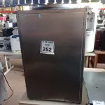LOTE 252 - 01 REFRESQUEIRA MARCA BEGEL EM INOX P/RETIRADA DE PEÇAS. (NO ESTADO) ATENÇÃO! FAZER A VISITAÇÃO ANTES DE ARREMATAR, NÃO SABEMOS SE FUNCIONA. LEILÃO NÃO TEM GARANTIA E NEM DEVOLUÇÃO, SUJEITO A POSSÍVEIS AVARIAS VISÍVEIS/OCULTAS E/OU AUSÊNCIA DE COMPONENTES