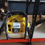 LOTE 109 - 01 SOPRADOR DE FOLHAS COSTAL A GASOLINA VONDER. (NO ESTADO) ATENÇÃO! FAZER A VISITAÇÃO ANTES DE ARREMATAR, NÃO SABEMOS SE FUNCIONA. LEILÃO NÃO TEM GARANTIA E NEM DEVOLUÇÃO, SUJEITO A POSSÍVEIS AVARIAS VISÍVEIS/OCULTAS E/OU AUSÊNCIA DE COMPONENTES.