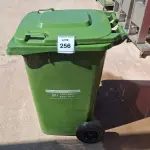LOTE 256 - 01 LIXEIRA DE 240 LITROS. (NO ESTADO) ATENÇÃO! FAZER A VISITAÇÃO ANTES DE ARREMATAR, NÃO SABEMOS SE FUNCIONA. LEILÃO NÃO TEM GARANTIA E NEM DEVOLUÇÃO, SUJEITO A POSSÍVEIS AVARIAS VISÍVEIS/OCULTAS E/OU AUSÊNCIA DE COMPONENTES.