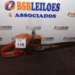 LOTE 118 - 01 MOTOSSERRA A GASOLINA HUSQUEVANE. (NO ESTADO) ATENÇÃO! FAZER A VISITAÇÃO ANTES DE ARREMATAR, NÃO SABEMOS SE FUNCIONA. LEILÃO NÃO TEM GARANTIA E NEM DEVOLUÇÃO, SUJEITO A POSSÍVEIS AVARIAS VISÍVEIS/OCULTAS E/OU AUSÊNCIA DE COMPONENTES.