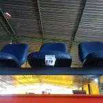LOTE 079 -   01 LONGARINA 03 LUGARES. (NO ESTADO) ATENÇÃO! FAZER A VISITAÇÃO ANTES DE ARREMATAR, NÃO SABEMOS SE FUNCIONA. LEILÃO NÃO TEM GARANTIA E NEM DEVOLUÇÃO, SUJEITO A POSSÍVEIS AVARIAS VISÍVEIS/OCULTAS E/OU AUSÊNCIA DE COMPONENTES.
