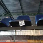 LOTE 325 - 01 LONGARINA 03 LUGARES. (NO ESTADO) ATENÇÃO! FAZER A VISITAÇÃO ANTES DE ARREMATAR, NÃO SABEMOS SE FUNCIONA. LEILÃO NÃO TEM GARANTIA E NEM DEVOLUÇÃO, SUJEITO A POSSÍVEIS AVARIAS VISÍVEIS/OCULTAS E/OU AUSÊNCIA DE COMPONENTES.