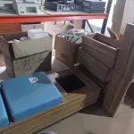 LOTE 362 - 01 BANCO EM MADEIRA COM 02 ACENTOS. (NO ESTADO) ATENÇÃO! FAZER A VISITAÇÃO ANTES DE ARREMATAR, NÃO SABEMOS SE FUNCIONA. LEILÃO NÃO TEM GARANTIA E NEM DEVOLUÇÃO, SUJEITO A POSSÍVEIS AVARIAS VISÍVEIS/OCULTAS E/OU AUSÊNCIA DE COMPONENTES.