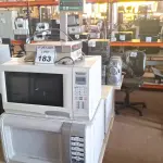 LOTE 183 - 03 MICRO-ONDAS DIVERSOS E 01 BALANÇA PEQUENA. (NO ESTADO) ATENÇÃO! FAZER A VISITAÇÃO ANTES DE ARREMATAR, NÃO SABEMOS SE FUNCIONA. LEILÃO NÃO TEM GARANTIA E NEM DEVOLUÇÃO, SUJEITO A POSSÍVEIS AVARIAS VISÍVEIS/OCULTAS E/OU AUSÊNCIA DE COMPONENTES.