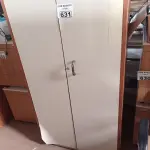 LOTE 631 - 01 ARMÁRIO EM MADEIRA COM 02 PORTAS. (NO ESTADO) ATENÇÃO! FAZER A VISITAÇÃO ANTES DE ARREMATAR, NÃO SABEMOS SE FUNCIONA. LEILÃO NÃO TEM GARANTIA E NEM DEVOLUÇÃO, SUJEITO A POSSÍVEIS AVARIAS VISÍVEIS/OCULTAS E/OU AUSÊNCIA DE COMPONENTES.