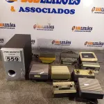LOTE 559 - 01 SUBWOOFER E 09 EQUIPAMENTOS ELETRÔNICOS DIVERSOS. (NO ESTADO) ATENÇÃO! FAZER A VISITAÇÃO ANTES DE ARREMATAR, NÃO SABEMOS SE FUNCIONA. LEILÃO NÃO TEM GARANTIA E NEM DEVOLUÇÃO, SUJEITO A POSSÍVEIS AVARIAS VISÍVEIS/OCULTAS E/OU AUSÊNCIA DE COMPONENTES.