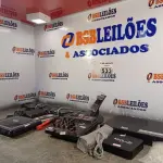 LOTE 533 - 02 APARELHOS DE DVD, 01 TRIANGULO DE SINALIZAÇÃO, 01 TV BOX, 01 MÁQUINA DE CORTAR CABELO, 01 ANTENA WIRELESS, 01 ALICATE DE CLIPAR, 01 TESTADOR DE CABO, 01 MESA DE SOM, 01 PACOTE DE RJ45 E 01 SUPORTE.  LOTE EXTRA (NO ESTADO) ATENÇÃO! FAZER A VISITAÇÃO ANTES DE ARREMATAR, NÃO SABEMOS SE FUNCIONA. LEILÃO NÃO TEM GARANTIA E NEM DEVOLUÇÃO, SUJEITO A POSSÍVEIS AVARIAS VISÍVEIS/OCULTAS E/OU AUSÊNCIA DE COMPONENTES.