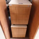 LOTE 620 - 02 GAVETEIROS EM MADEIRA COM 03 GAVETAS. (NO ESTADO) ATENÇÃO! FAZER A VISITAÇÃO ANTES DE ARREMATAR, NÃO SABEMOS SE FUNCIONA. LEILÃO NÃO TEM GARANTIA E NEM DEVOLUÇÃO, SUJEITO A POSSÍVEIS AVARIAS VISÍVEIS/OCULTAS E/OU AUSÊNCIA DE COMPONENTES.