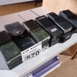 LOTE 570 -  11 RÁDIOS COMUNICADORES. (NO ESTADO) ATENÇÃO! FAZER A VISITAÇÃO ANTES DE ARREMATAR, NÃO SABEMOS SE FUNCIONA. LEILÃO NÃO TEM GARANTIA E NEM DEVOLUÇÃO, SUJEITO A POSSÍVEIS AVARIAS VISÍVEIS/OCULTAS E/OU AUSÊNCIA DE COMPONENTES.