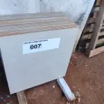 LOTE 007 - 26 PÇS DE PORCELANATO 60CM X 60CM DIVERSOS APROXIMADAMENTE 9,36M² (NO ESTADO)