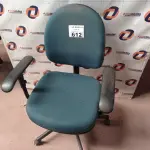 LOTE 612 - 01 CADEIRA DE ESCRITÓRIO COM BASE GIRATÓRIA NA COR VERDE. (NO ESTADO) ATENÇÃO! FAZER A VISITAÇÃO ANTES DE ARREMATAR, NÃO SABEMOS SE FUNCIONA. LEILÃO NÃO TEM GARANTIA E NEM DEVOLUÇÃO, SUJEITO A POSSÍVEIS AVARIAS VISÍVEIS/OCULTAS E/OU AUSÊNCIA DE COMPONENTES.