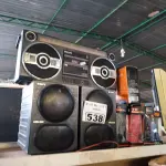 LOTE 538 - 05 FONES DE OUVIDO, 01 APARELHO DE SOM PHILIPS AR 450 E 02 CAIXAS DE SOM MARCAS SONY MEGA BASS. (NO ESTADO) ATENÇÃO! FAZER A VISITAÇÃO ANTES DE ARREMATAR, NÃO SABEMOS SE FUNCIONA. LEILÃO NÃO TEM GARANTIA E NEM DEVOLUÇÃO, SUJEITO A POSSÍVEIS AVARIAS VISÍVEIS/OCULTAS E/OU AUSÊNCIA DE COMPONENTES.