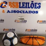 LOTE 130 - 01 BOLA DE BASQUETE E 01 BOLA DE FUTEBOL. (NO ESTADO) ATENÇÃO! FAZER A VISITAÇÃO ANTES DE ARREMATAR, NÃO SABEMOS SE FUNCIONA. LEILÃO NÃO TEM GARANTIA E NEM DEVOLUÇÃO, SUJEITO A POSSÍVEIS AVARIAS VISÍVEIS/OCULTAS E/OU AUSÊNCIA DE COMPONENTES.