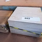 LOTE 043 - 01 LOTE COM PORCELANATO MOS BRERA OFF WHITER 60CM X 60CM E 05 CAIXAS DE PORCELANATO FULGET PALHA 60CM X 60CM APROXIMADAMENTE 44,00M²(7 CAIXAS /PÇ 5) (NO ESTADO)