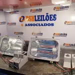 LOTE 481 - 02 LUMINÁRIAS DE PÁTIO COM 02 REATORES DE USO EXTERNO PARA LÂMPADA VAPOR METÁLICO 150W. (NO ESTADO) ATENÇÃO! FAZER A VISITAÇÃO ANTES DE ARREMATAR, NÃO SABEMOS SE FUNCIONA. LEILÃO NÃO TEM GARANTIA E NEM DEVOLUÇÃO, SUJEITO A POSSÍVEIS AVARIAS VISÍVEIS/OCULTAS E/OU AUSÊNCIA DE COMPONENTES).