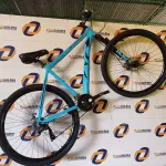 LOTE 160 - 01 BICICLETA ARO 29, COR AZUL, NANO 24V SKY TRAZ 24 MARCHAS COM SISTEMA CASSETE MICROSHIFT E FREIOS HIDRÁULICOS. QUADRO SKY EM ALUMÍNIO 6061 NANO; SUSPENSÃO HEILAND AHEADSET 100MM;ALAVANCA MICROSHIFT  3 X 8 VELOCIDADES; PEDIVELA SHIFT TECH 42/32/22; MOVIMENTO CENTRAL ROLAMENTADO; CÂMBIO DIANTEIRO MICROSHIFT 3V  7/8 X 3V 42/32/22 ;CAMBIO TRASEIRO MICROSHIFT 8V COM CAGE LONGO RDM26L;(NOVA) (NO ESTADO)