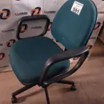 LOTE 591 -  01 CADEIRA DE ESCRITÓRIO COM BASE GIRATÓRIA NA COR VERDE. (NO ESTADO) ATENÇÃO! FAZER A VISITAÇÃO ANTES DE ARREMATAR, NÃO SABEMOS SE FUNCIONA. LEILÃO NÃO TEM GARANTIA E NEM DEVOLUÇÃO, SUJEITO A POSSÍVEIS AVARIAS VISÍVEIS/OCULTAS E/OU AUSÊNCIA DE COMPONENTES.