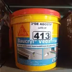 LOTE 413 - 01 BALDE DE SIKA BAUCRYL VEDA FRISO, EMULSÃO ACRÍLICA PARA IMPERMEABILIZAÇÃO DE JUNTAS E FRISOS EM FACHADAS 12KG. (NO ESTADO) ATENÇÃO! FAZER A VISITAÇÃO ANTES DE ARREMATAR, NÃO SABEMOS SE FUNCIONA. LEILÃO NÃO TEM GARANTIA E NEM DEVOLUÇÃO, SUJEITO A POSSÍVEIS AVARIAS VISÍVEIS/OCULTAS E/OU AUSÊNCIA DE COMPONENTES.