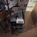 LOTE 460 - 01 MÁQUINA DE SOLDA MIG-130. (NO ESTADO) ATENÇÃO! FAZER A VISITAÇÃO ANTES DE ARREMATAR, NÃO SABEMOS SE FUNCIONA. LEILÃO NÃO TEM GARANTIA E NEM DEVOLUÇÃO, SUJEITO A POSSÍVEIS AVARIAS VISÍVEIS/OCULTAS E/OU AUSÊNCIA DE COMPONENTES).