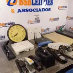LOTE 467 - 01 GUILHOTINA DE MESA, 02 RÁDIOS AP SIEMENS E PERIFÉRICOS DIVERSOS. (NO ESTADO) ATENÇÃO! FAZER A VISITAÇÃO ANTES DE ARREMATAR, NÃO SABEMOS SE FUNCIONA. LEILÃO NÃO TEM GARANTIA E NEM DEVOLUÇÃO, SUJEITO A POSSÍVEIS AVARIAS VISÍVEIS/OCULTAS E/OU AUSÊNCIA DE COMPONENTES).