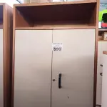 LOTE 590 - 01 ARMÁRIO EM MADEIRA COM 02 PORTAS E 04 PRATELEIRAS. (NO ESTADO) ATENÇÃO! FAZER A VISITAÇÃO ANTES DE ARREMATAR, NÃO SABEMOS SE FUNCIONA. LEILÃO NÃO TEM GARANTIA E NEM DEVOLUÇÃO, SUJEITO A POSSÍVEIS AVARIAS VISÍVEIS/OCULTAS E/OU AUSÊNCIA DE COMPONENTES.
