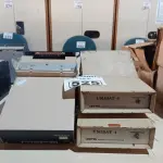 LOTE 525 - 01 LOTE COM VÁRIOS EQUIPAMENTOS ELETRÔNICOS. (NO ESTADO) ATENÇÃO! FAZER A VISITAÇÃO ANTES DE ARREMATAR, NÃO SABEMOS SE FUNCIONA. LEILÃO NÃO TEM GARANTIA E NEM DEVOLUÇÃO, SUJEITO A POSSÍVEIS AVARIAS VISÍVEIS/OCULTAS E/OU AUSÊNCIA DE COMPONENTES.