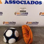 LOTE 080 - 01 BOLA DE BASQUETE E 01 BOLA DE FUTEBOL. (NO ESTADO) ATENÇÃO! FAZER A VISITAÇÃO ANTES DE ARREMATAR, NÃO SABEMOS SE FUNCIONA. LEILÃO NÃO TEM GARANTIA E NEM DEVOLUÇÃO, SUJEITO A POSSÍVEIS AVARIAS VISÍVEIS/OCULTAS E/OU AUSÊNCIA DE COMPONENTES.