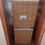 LOTE 645 - 02 GAVETEIROS EM MADEIRA COM 03 GAVETAS. (NO ESTADO) ATENÇÃO! FAZER A VISITAÇÃO ANTES DE ARREMATAR, NÃO SABEMOS SE FUNCIONA. LEILÃO NÃO TEM GARANTIA E NEM DEVOLUÇÃO, SUJEITO A POSSÍVEIS AVARIAS VISÍVEIS/OCULTAS E/OU AUSÊNCIA DE COMPONENTES.