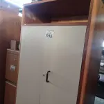 LOTE 640 - 01 ARMÁRIO EM MADEIRA COM 02 PORTAS E 04 PRATELEIRAS. (NO ESTADO) ATENÇÃO! FAZER A VISITAÇÃO ANTES DE ARREMATAR, NÃO SABEMOS SE FUNCIONA. LEILÃO NÃO TEM GARANTIA E NEM DEVOLUÇÃO, SUJEITO A POSSÍVEIS AVARIAS VISÍVEIS/OCULTAS E/OU AUSÊNCIA DE COMPONENTES.