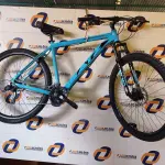 LOTE 160 - 01 BICICLETA ARO 29, COR AZUL, NANO 24V SKY TRAZ 24 MARCHAS COM SISTEMA CASSETE MICROSHIFT E FREIOS HIDRÁULICOS. QUADRO SKY EM ALUMÍNIO 6061 NANO; SUSPENSÃO HEILAND AHEADSET 100MM;ALAVANCA MICROSHIFT  3 X 8 VELOCIDADES; PEDIVELA SHIFT TECH 42/32/22; MOVIMENTO CENTRAL ROLAMENTADO; CÂMBIO DIANTEIRO MICROSHIFT 3V  7/8 X 3V 42/32/22 ;CAMBIO TRASEIRO MICROSHIFT 8V COM CAGE LONGO RDM26L;(NOVA) (NO ESTADO)