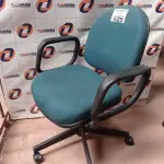 LOTE 625 - 01 CADEIRA DE ESCRITÓRIO COM BASE GIRATÓRIA NA COR VERDE E 01 GAVETEIRO EM MADEIRA COM 03 GAVETAS. (NO ESTADO) ATENÇÃO! FAZER A VISITAÇÃO ANTES DE ARREMATAR, NÃO SABEMOS SE FUNCIONA. LEILÃO NÃO TEM GARANTIA E NEM DEVOLUÇÃO, SUJEITO A POSSÍVEIS AVARIAS VISÍVEIS/OCULTAS E/OU AUSÊNCIA DE COMPONENTES.