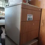 LOTE 651 - 02 GAVETEIROS EM MADEIRA COM 03 GAVETAS. (NO ESTADO) ATENÇÃO! FAZER A VISITAÇÃO ANTES DE ARREMATAR, NÃO SABEMOS SE FUNCIONA. LEILÃO NÃO TEM GARANTIA E NEM DEVOLUÇÃO, SUJEITO A POSSÍVEIS AVARIAS VISÍVEIS/OCULTAS E/OU AUSÊNCIA DE COMPONENTES.
